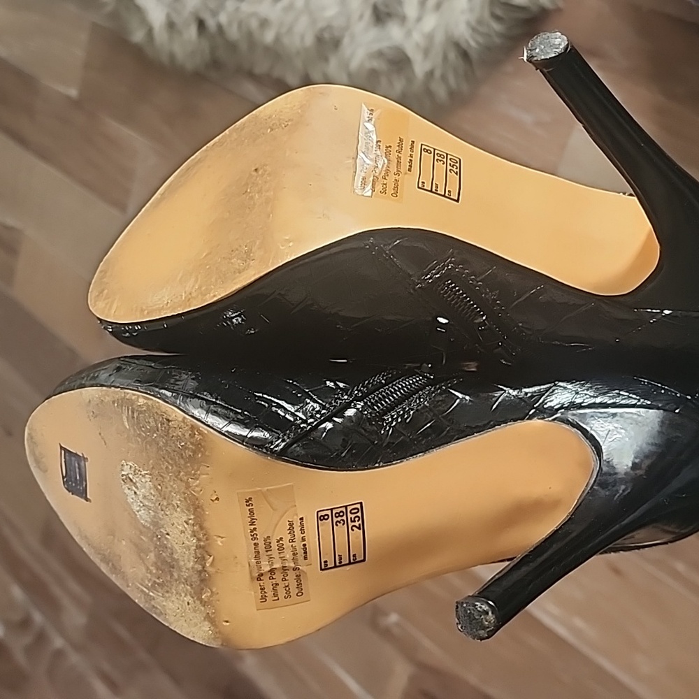 Womens size 8 black patent leather booties. Zip up ankle boot. Like new cond. - Picture 5 of 5